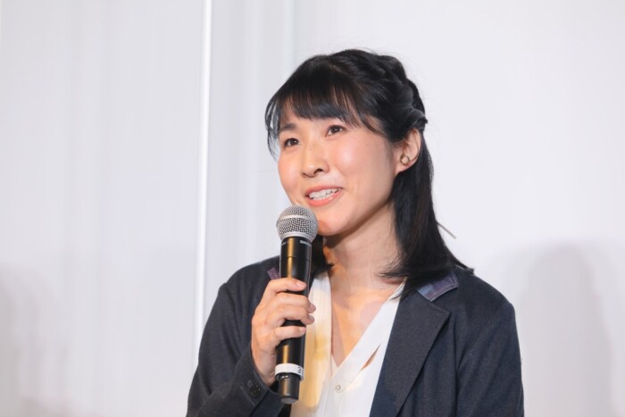 「FACT FASHION」のネイビーのジャケットを着用する山下さん